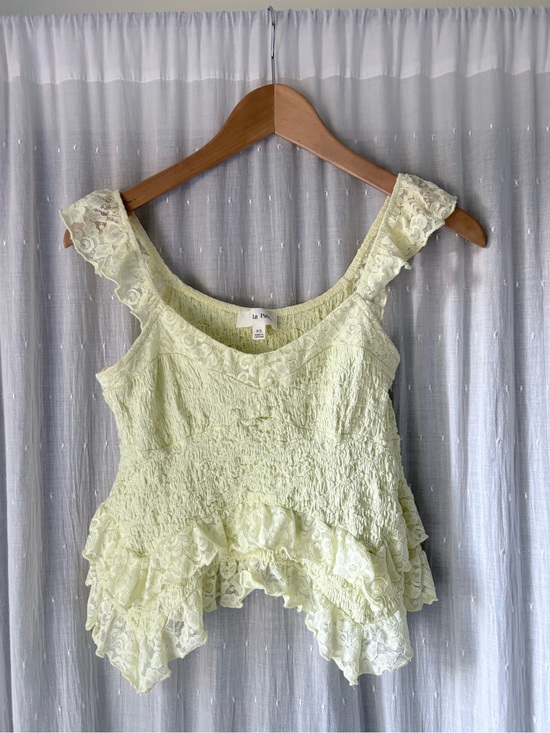 La peche Tops - Pale Lemon Lace Ruffle Camisole